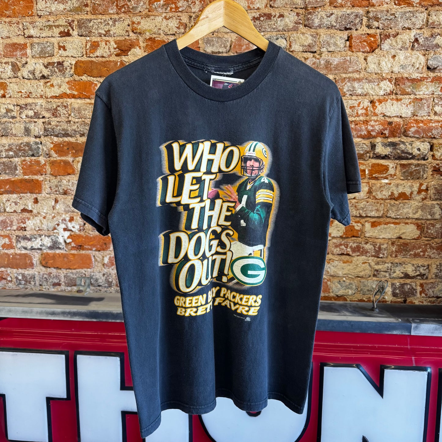 2001 Green Bay Packers Brett Favre “Who let the dogs out” T-Shirt