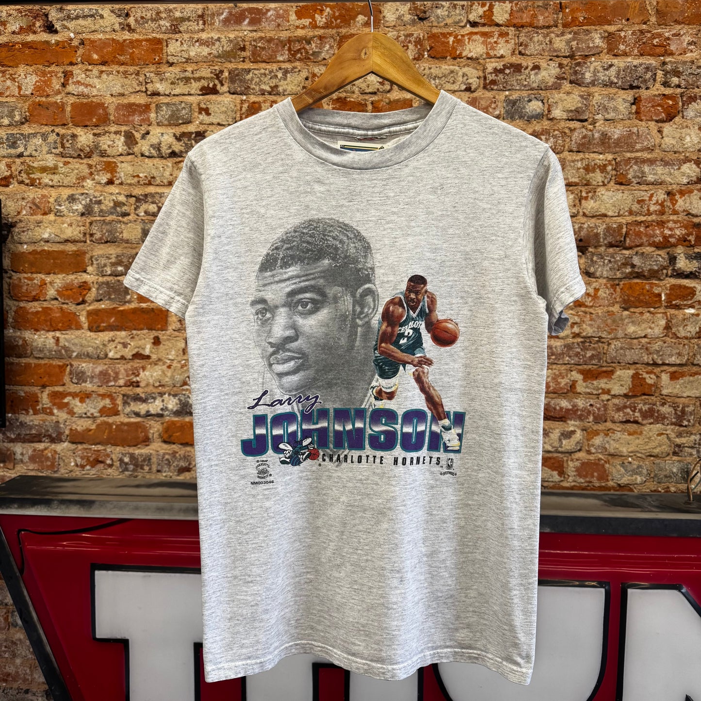 90s Larry Johnson Charlotte Hornets T-Shirt Medium
