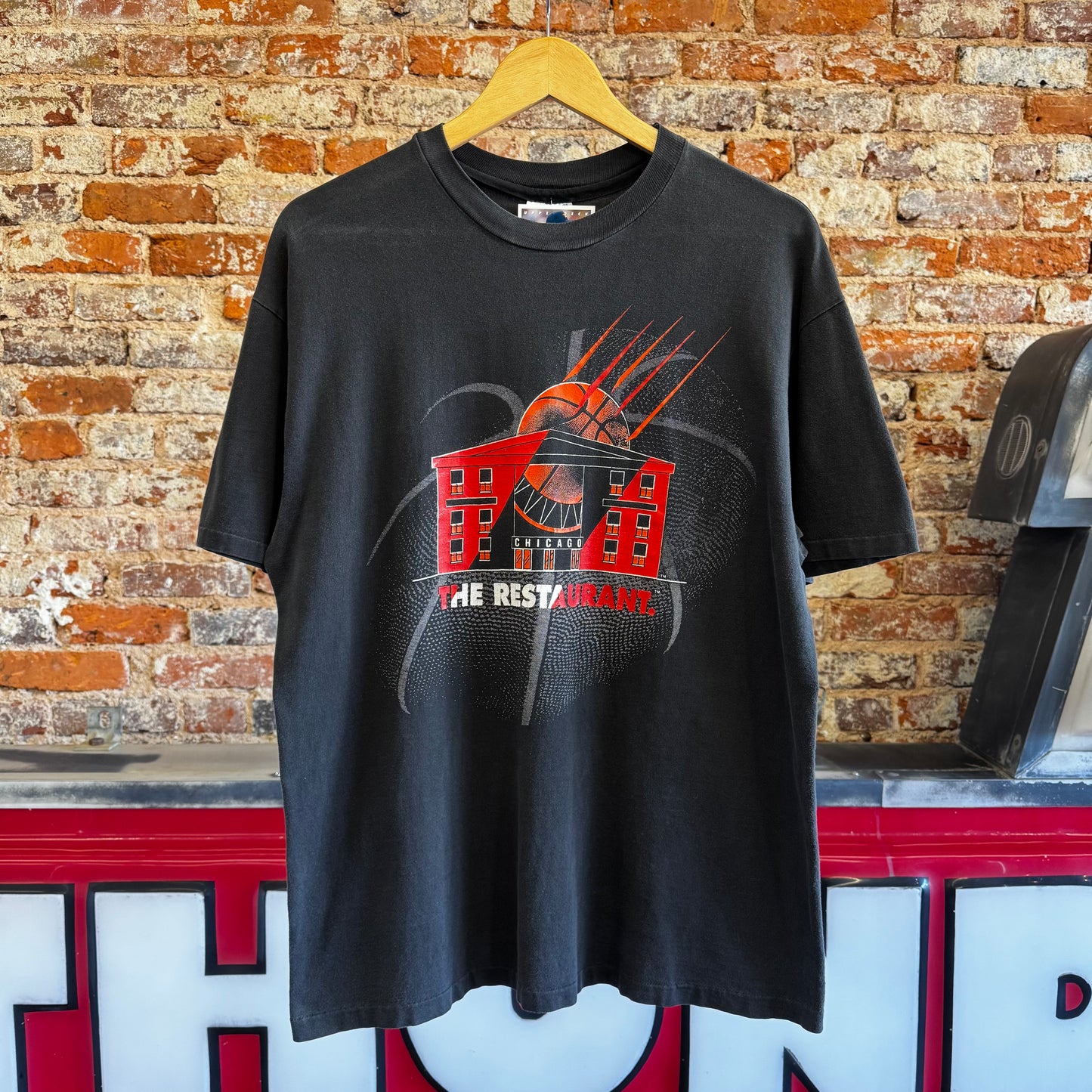 90s Basketball “Chicago The Restaurant” T-Shirt L